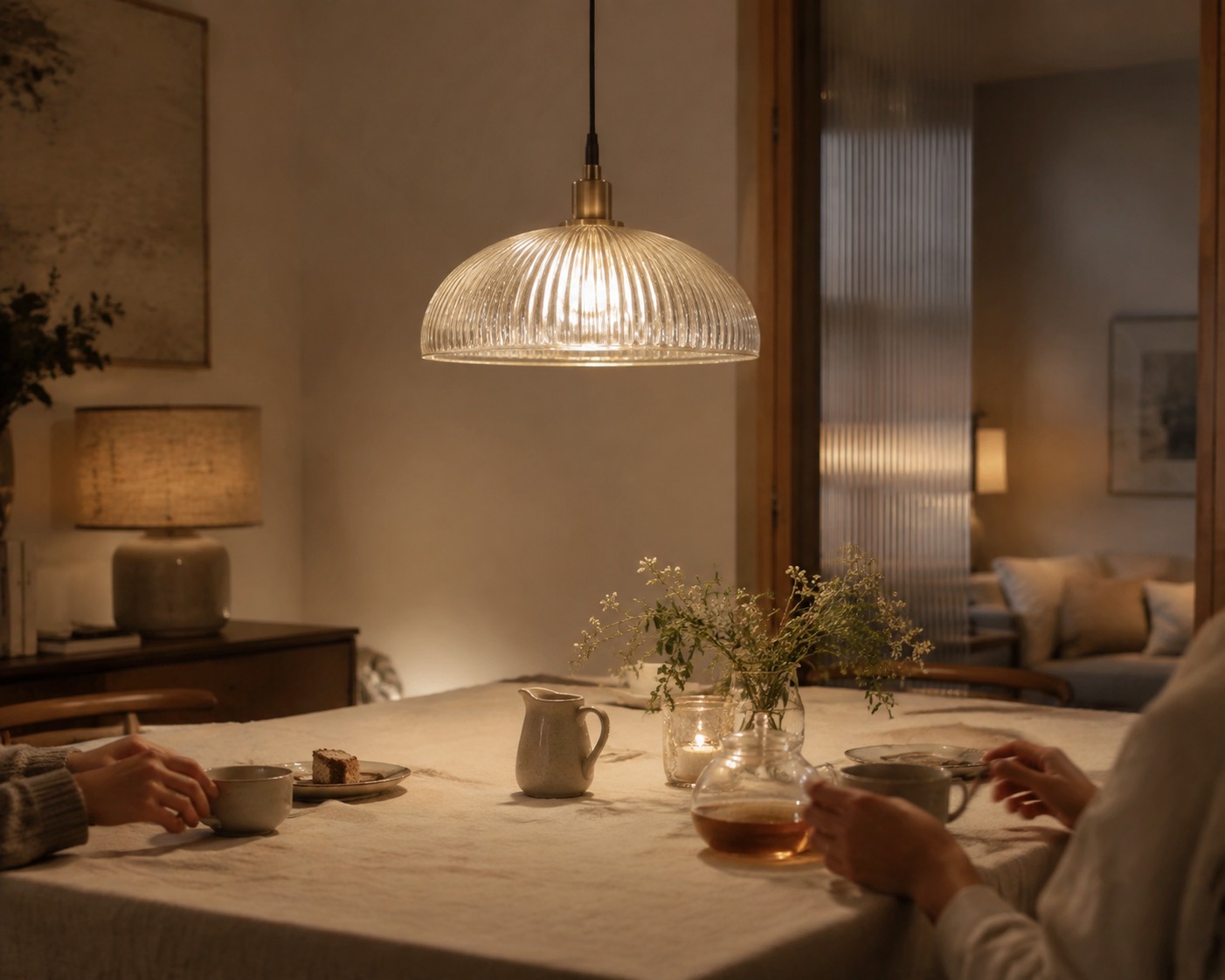 Everyday evening around a table illuminated by a glass pendant light