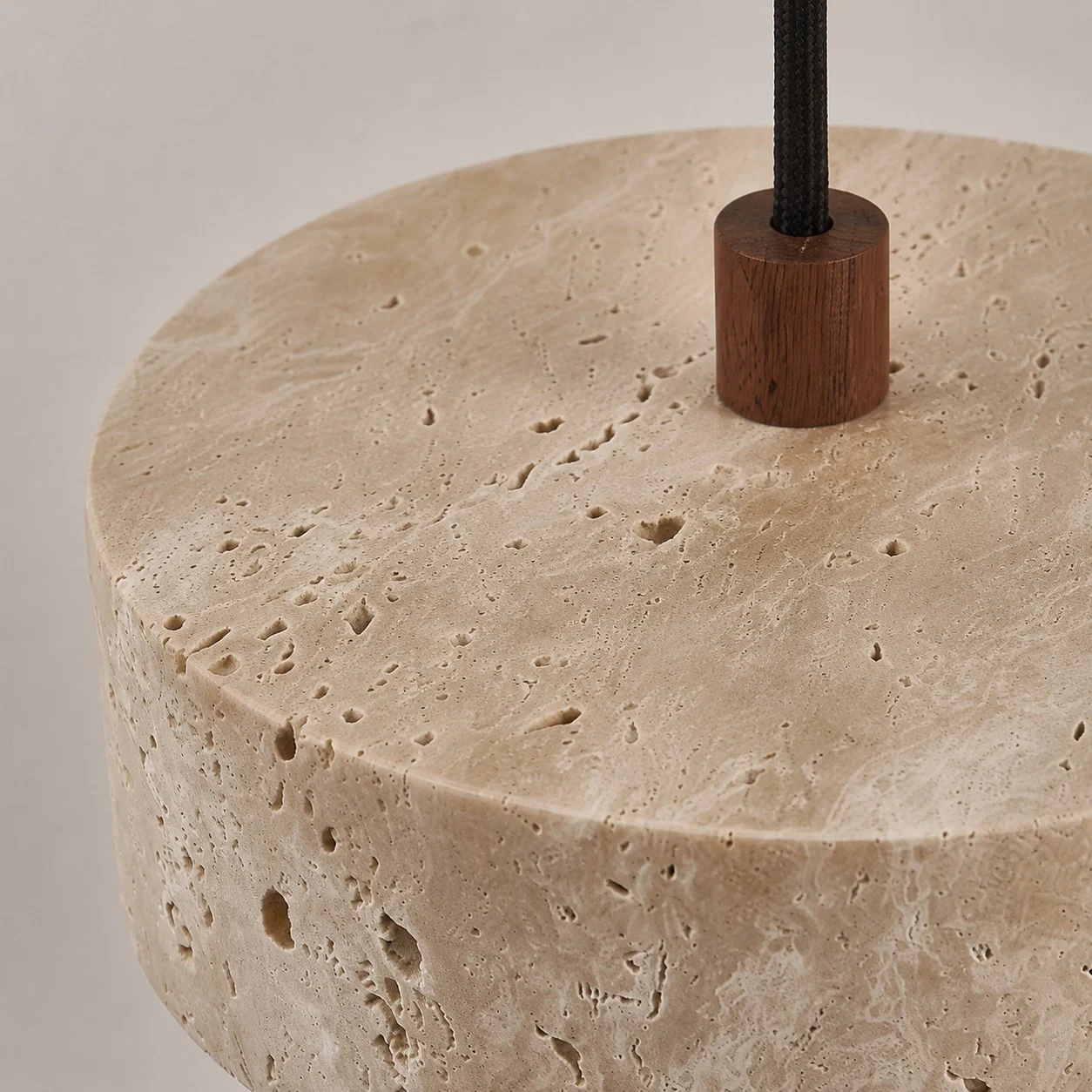 Texture naturelle en travertin et détails du connecteur en noyer