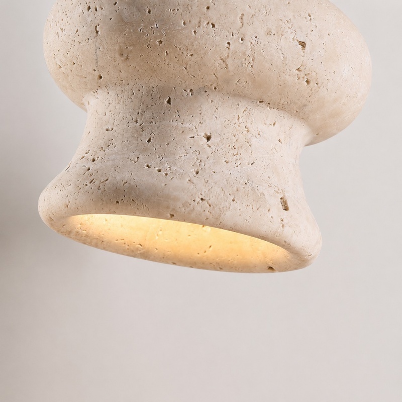 Une lumière chaude filtrait à travers l'ouverture inférieure