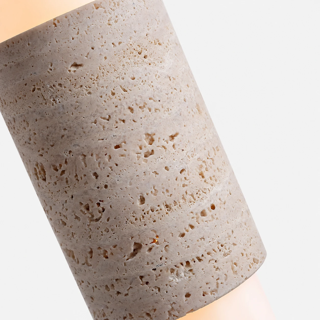 Gros plan sur la texture de la pierre de travertin jaune poreuse