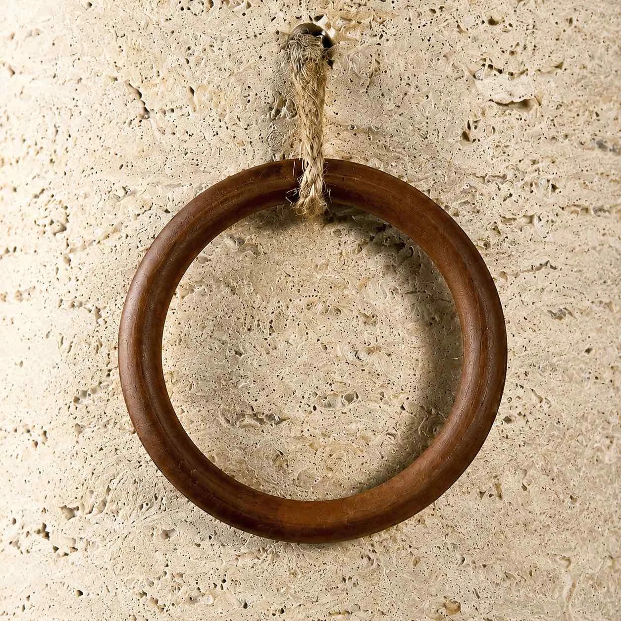 Détail d'anneau en bois et de cordon de suspension sur l'applique murale