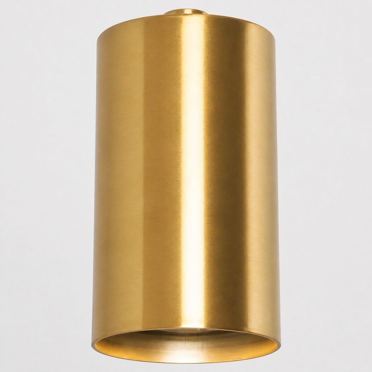 Détail d'abat-jour cylindrique en laiton brossé