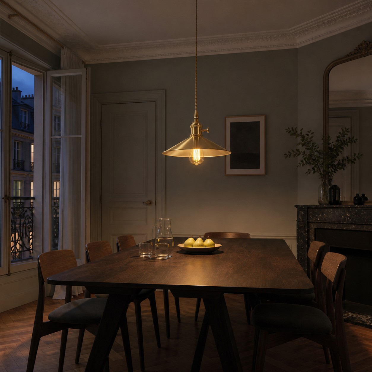 Suspension en laiton Wide Disc au-dessus d'une table à manger française