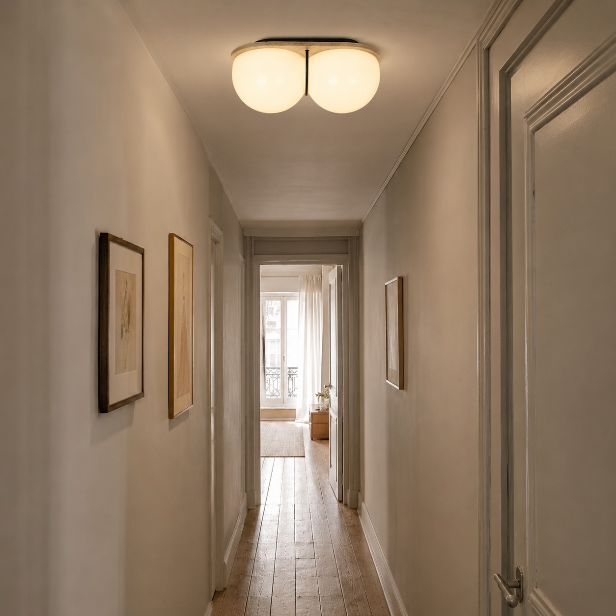 Plafonnier compact en travertin installé dans un couloir à plafond bas