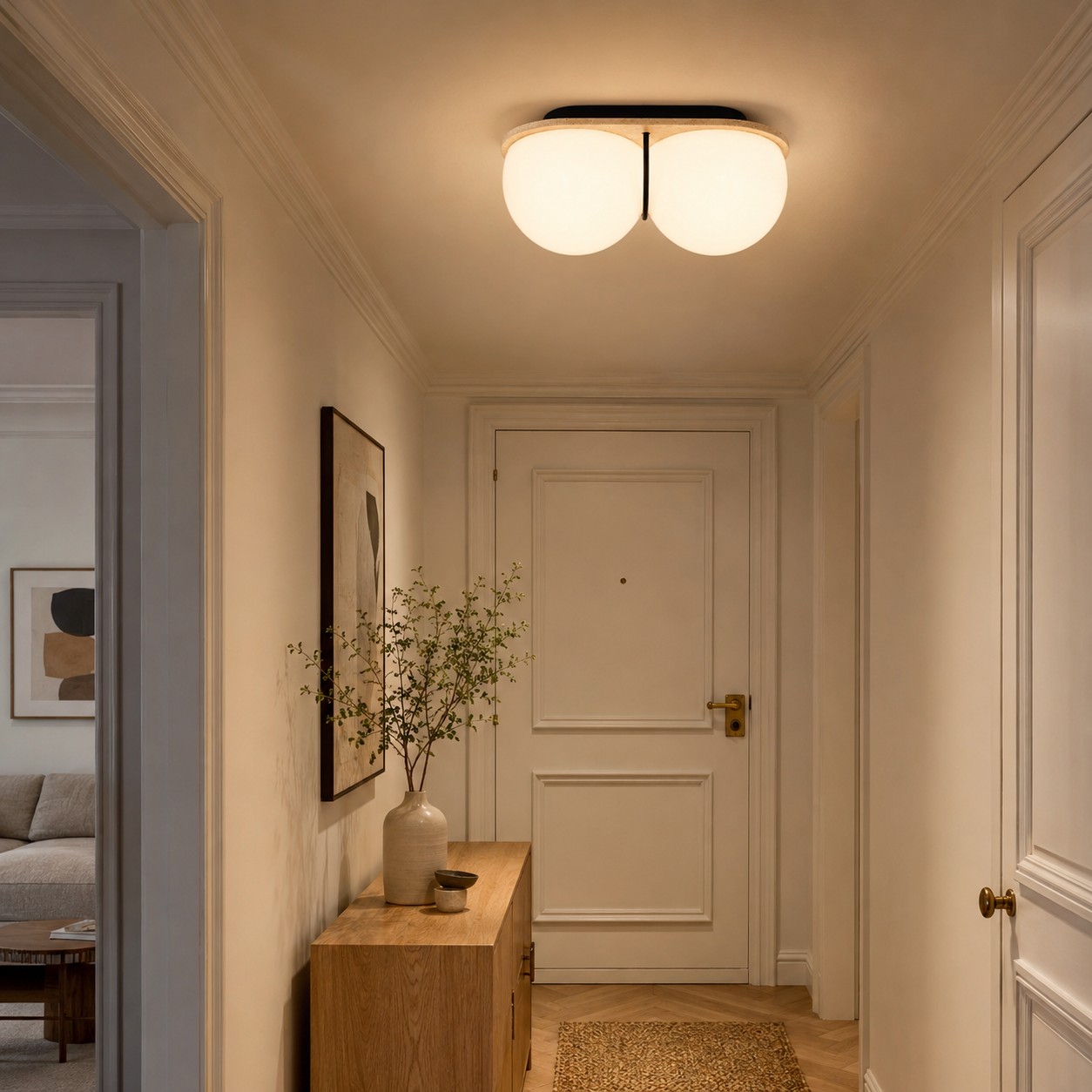 Plafonnier double globe en travertin dans l'entrée d'un appartement français