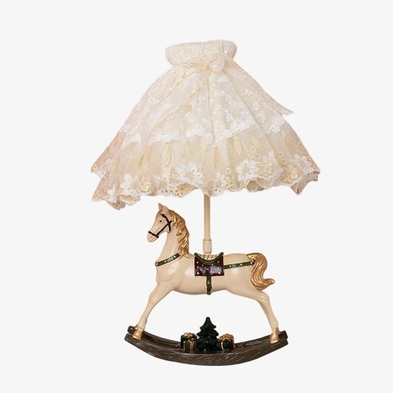 Vista completa de la lámpara de mesa con caballo balancín y pantalla de encaje iluminada