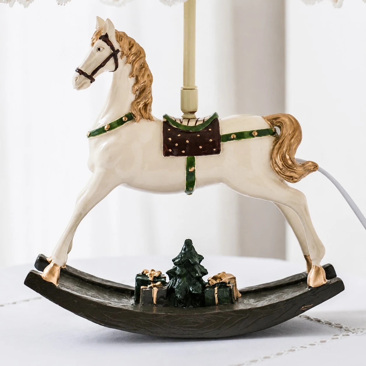 Base pintada con forma de caballo balancín, con silla de montar y detalles de regalos