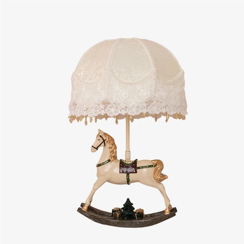 Vista completa de la lámpara de mesa vintage de encaje con caballo balancín sobre fondo blanco