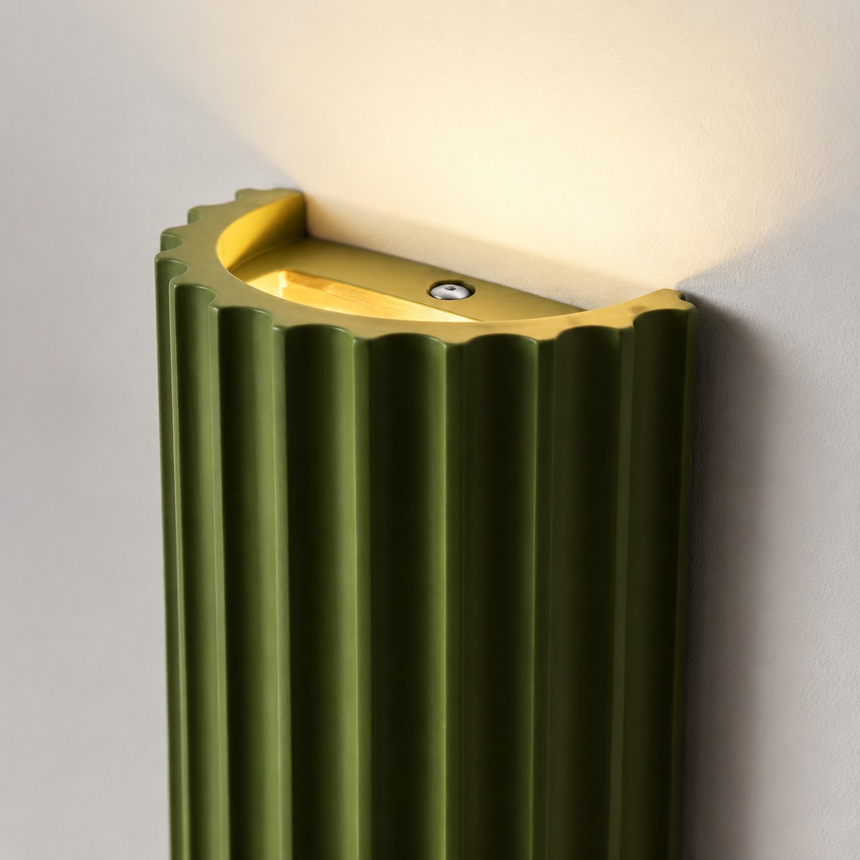 Open crown of the resin drum and the lamp holder